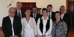 Sowat 6 jaar gelede se B’Bos NG Kerkraad, met voor vlnr Manie Groenewald, Esme de Wet, Aletta Groenewald en Adrie van Dyk. Agter vlnr is dr Boet Schoeman, Jaco Uys, dr Bobo van Zyl en Neël Groenewald.